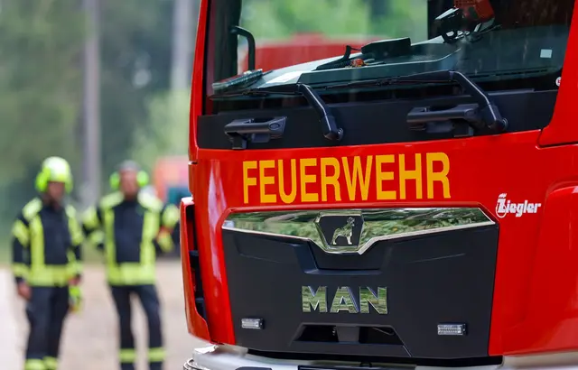 Die Feuerwehr befindet sich im Kampf gegen die Flammen. (Symbolbild) | Foto: Thomas Banneyer/dpa