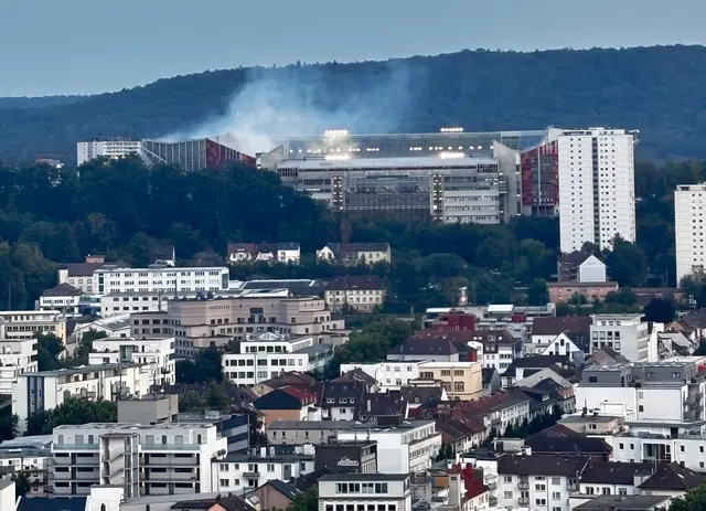 Rauchschwaden wegen Pyro über dem Betze: Polizei und Bundespolizei ziehen nach dem Südwestderby im Fritz-Walter-Stadion in Kaiserslautern eine weitgehend ruhige Bilanz | Foto: Francesca Venturella