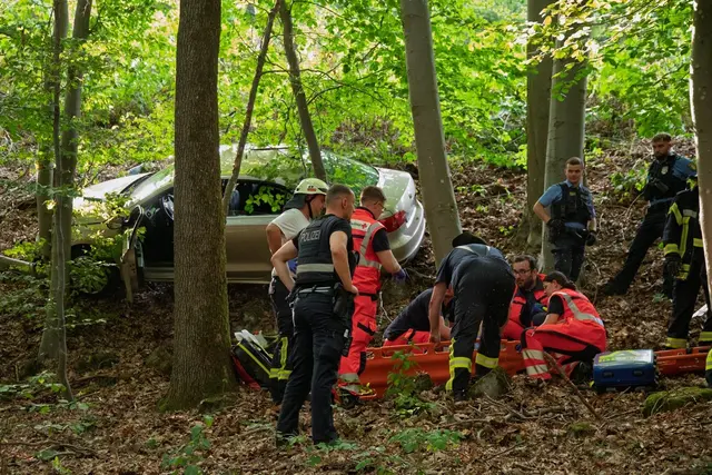 Nach einem Unfall in der Neunkircher Zoostraße stürzte ein Auto eine Böschung hinab. Eine 89-jährige Beifahrerin wurde schwerst verletzt und von der Feuerwehr aufwendig gerettet | Foto: Christopher Benkert/Feuerwehr Neunkirchen