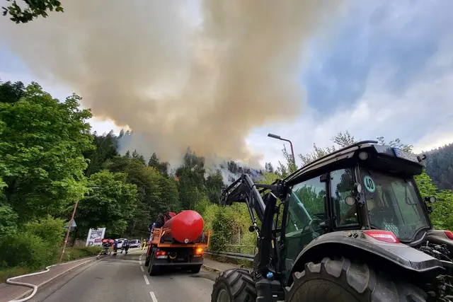 Mehr als 160 Kräfte sind vor Ort im Einsatz, um den Brand unter Kontrolle zu bringen. | Foto: Christian Klemm/Blaulichtreport Rottweil/dpa