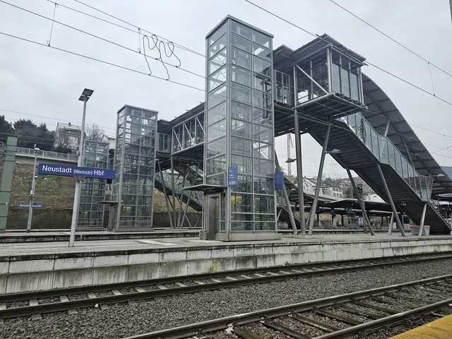 Bundespolizisten stoppten am Hauptbahnhof Neustadt an der Weinstraße einen 35-Jährigen auf einem Motorroller. Bei der Kontrolle stellte sich heraus, dass das Fahrzeug gestohlen war und der Mann keine Fahrerlaubnis hatte. | Foto: Eva Bender