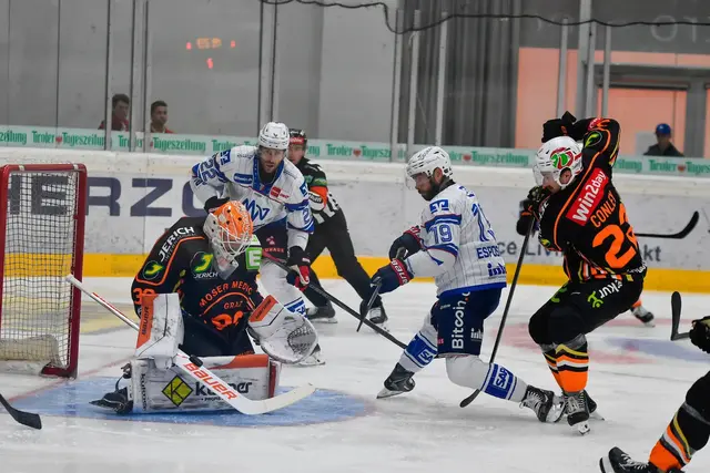Luke Esposito scheitert im zweiten Testspiel an Graz99ers Torhüter Nicolas Wieser. | Foto: Kurz/PIX-Sportfotos