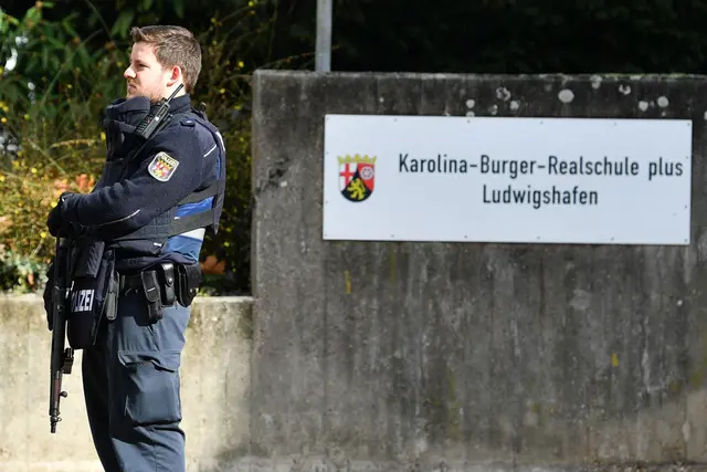 Nach Reizgasattacken zeigte sich die Polizei regelmäßig an der Schule. (Archivbild) | Foto: Uwe Anspach/dpa