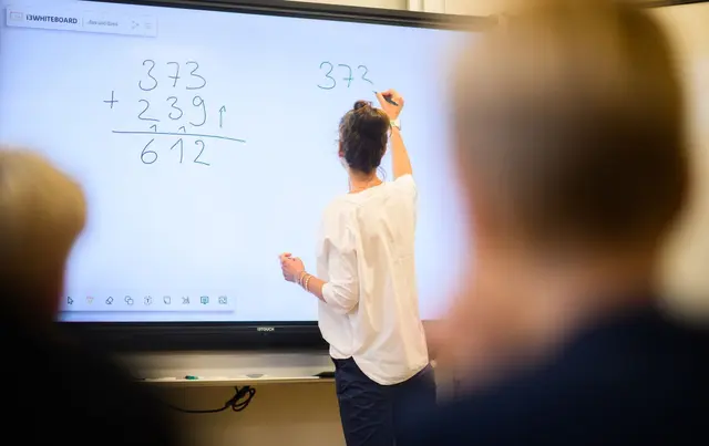 Nicht nur für das Fach Mathematik werden neue Lehrerinnen und Lehrer gebraucht. Der Rechnungshof schätzt, das im Saarland knapp 4.000 neue Lehrkräfte bis 2035 erforderlich sind. (Symbolbild) | Foto: Julian Stratenschulte/dpa