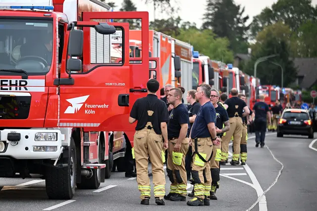 Die Deutsche Feuerwehr-Gewerkschaft verlangt Verbesserungen.  | Foto: Federico Gambarini/dpa