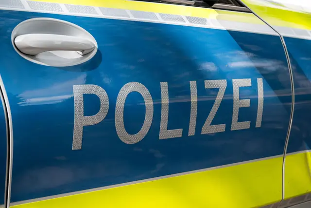 Der Fahrer des auffahrenden Busses wurde bei dem Unfall leicht verletzt. (Symbolbild) | Foto: Daniel Vogl/dpa