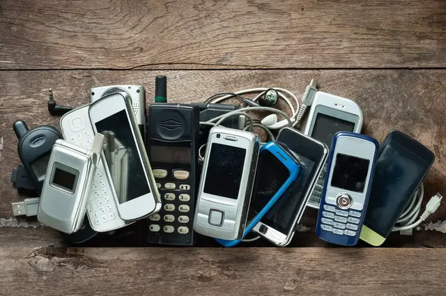 Akkus von ausgedienten Smartphones und Handys gehören nicht in den Restabfall oder in die Gelbe Tonne  | Foto: reshoot/stock.adobe.com