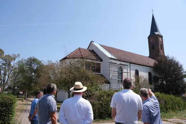 Das Dach der Pfarrkirche St. Ullrich in Kapsweyer kann nach dem Unwetter repariert werden. Die Arbeiten starten Mitte August. | Foto: KV SÜW