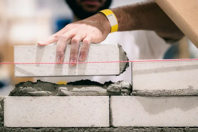 Aus Steinen werden Wohnungen: Maurer sind die Profis, die die Wohnungen im Donnersbergkreis bauen. Aber der Bau braucht Nachwuchs: Freie Ausbildungsplätze gibt es. | Foto:  IG Bau/Florian Göricke/gratis