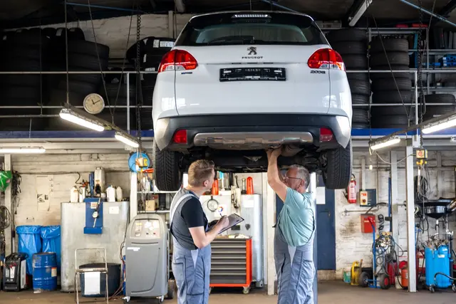 Kfz-Police: Die Stiftung Warentest hat 36 Autoversicherungstarife mit Blick auf die Alterszuschläge analysiert. | Foto: Benjamin Nolte/dpa-mag