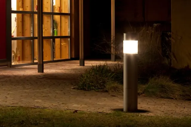 Werden Nachbarn durch die Außenbeleuchtung erheblich gestört, kann unter Umständen verlangt werden, dass die Lichter in der Nacht ausgeschaltet werden müssen. | Foto: Kai Remmers/dpa-mag
