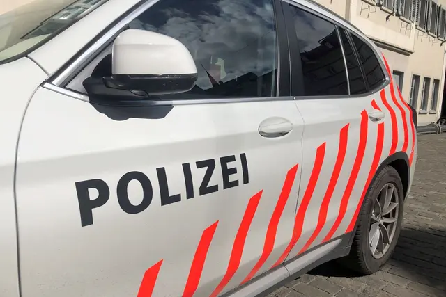 Schweizer Polizisten haben den Mann festgenommen. (Symbolbild) | Foto: Christiane Oelrich/dpa