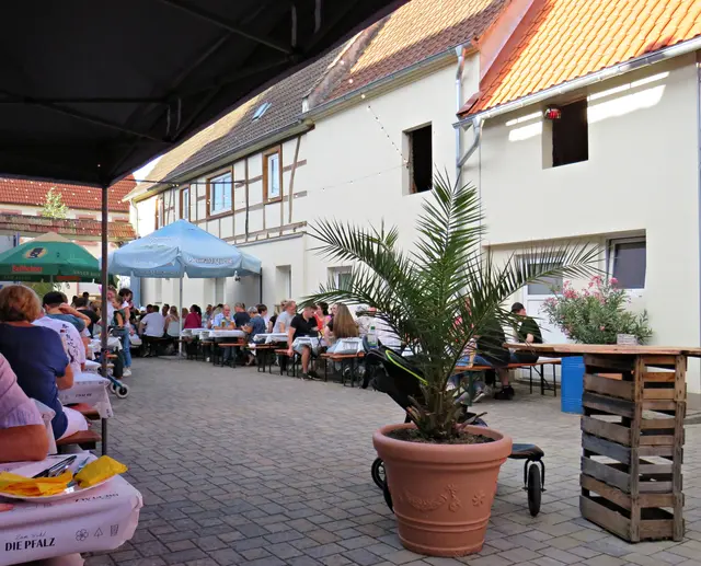 Pfälzer Spezialitäten, Flammkuchen, Bratwurst und weitere Angebote sorgen für kulinarische Vielfalt. | Foto: Brigitte Melder