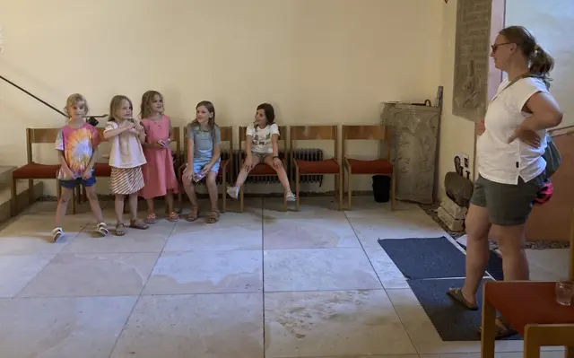 KInder und eine Mutter im Chorraum der Christuskirche an einem heißen Tag, über 35 Grad. | Foto: Ellen Löwer