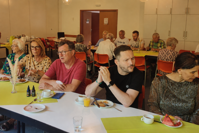 Gemeinsam essen, erzählen und einander kennenlernen: 32 Gäste folgten der Einladung der Betzestubb. | Foto: Andreas Tossmann