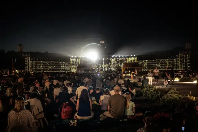 Bis zum 13. September wird das Karlsruher Schloss jeden Abend zur Projektionsfläche. Das Programm reicht von internationalen Projection-Mappings bis zu weiteren Medienkunstwerken und Installationen in der Innenstadt. | Foto: Paul Needham
