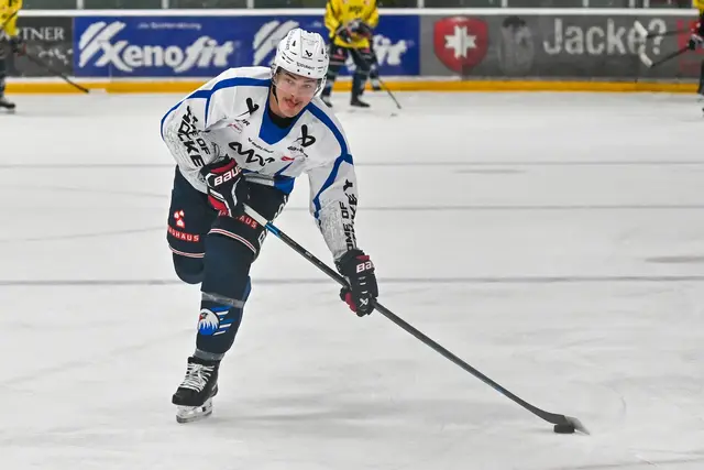 Adler-Stürmer Justin Schütz (hier im Training), zeigte sich im ersten Testspiel treffsicher. | Foto: Ruffler/PIX-Sportfotos