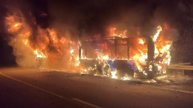 Ein Linienbus im Schienenersatzverkehr ist in der Nacht auf der A6 bei Kaiserslautern in Brand geraten. Für den Feuerwehreinsatz und die Bergung musste die Autobahn in Richtung Saarbrücken zeitweise voll gesperrt werden. | Foto: Feuerwehr Kaiserslautern