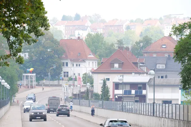 Ein ungewöhnlicher Schleier liegt am Montag über Pirmasens: Von der Streckbrücke aus ist die diesige Luft deutlich zu erkennen. Rauch der Großbrände in Belgien wird derzeit bis in die Südwestpfalz getragen. | Foto: Erik Stegner