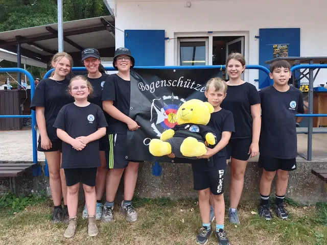 Bogensportteam der TuS Landsberg Obermoschel vom 16.8.2026 bei der Jugend-Runde des Pfälz. Schützenverbandes  
v.l. hinten Maya Klawuhn, Anica Köhler Abt. Leiterin, Jakob Köhler, Malea Dittmann, Marven Rolland 
li vorne Carlotta Bernhard, Lio Dittmann mit Maskottchen Mr. X  | Foto: Arno Mohr 