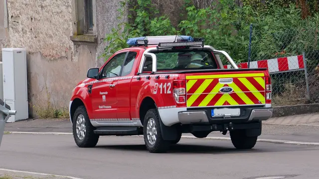 Die Feuerwehr fährt am Montag durch Pirmasens und die Vororte. Mit Lautsprecherdurchsagen informiert sie die Bevölkerung über den Rauch und den starken Brandgeruch. | Foto: Erik Stegner