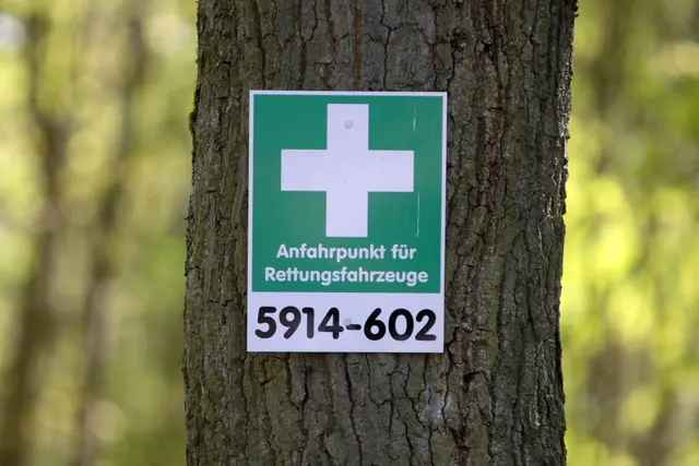 Waldbrand melden: Über die Smartphone-App «Hilfe im Wald» lässt sich der nächste Rettungspunkt finden. | Foto: Fredrik von Erichsen/dpa/dpa-mag