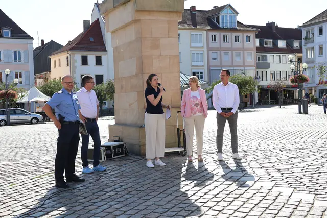 Gemeinsam mit Mitarbeiterinnen und Mitarbeitern der Stadtverwaltung sowie Partnerinnen und Partnern begrüßte Beigeordnete Lena Dürphold die Teilnehmerinnen und Teilnehmer des Aktionstags "Sicherer Schulweg" | Foto: Stadt Landau