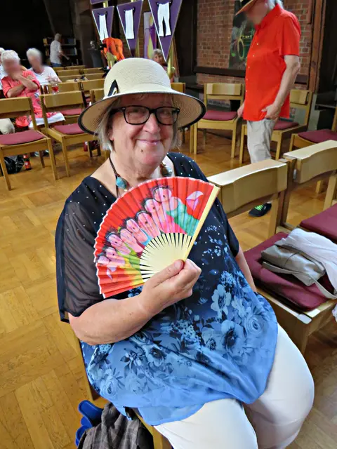 Regina Schulz fächertesich Luft zu | Foto: Brigitte Melder