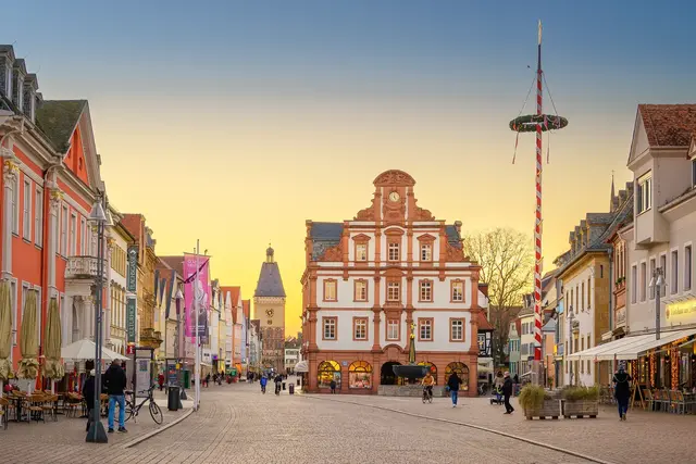 Wer zu Fuß in der Innenstadt unterwegs ist, merkt schnell, wo Wege eng oder unübersichtlich werden. | Foto: tichr/stock.adobe.com