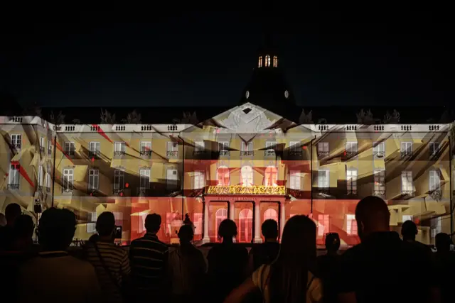 Bis zum 13. September wird das Karlsruher Schloss jeden Abend zur Projektionsfläche. Das Programm reicht von internationalen Projection-Mappings bis zu weiteren Medienkunstwerken und Installationen in der Innenstadt. | Foto: Paul Needham