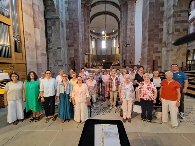 Der Chor der Wendelinusbasilika gestaltete das Kapitelamt im Speyerer Dom musikalisch mit und besuchte anschließend Schloss und Garten in Schwetzingen. | Foto: Markus Tröster