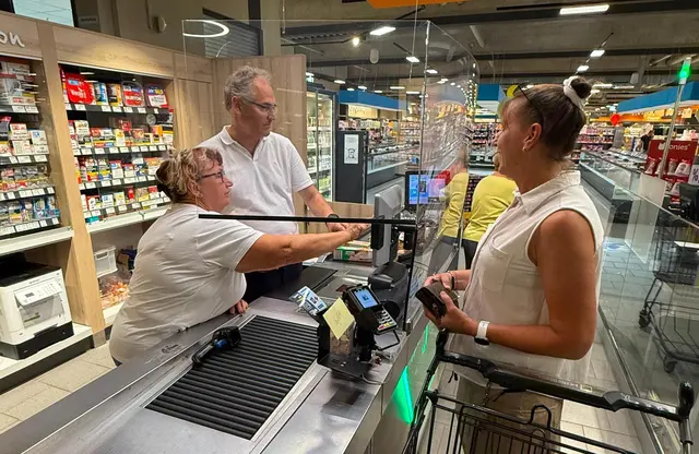 Landrat Dietmar Seefeldt kassierte im EDEKA-Kissel-SBK-Markt in Bad Bergzabern für den guten Zweck. Die Einnahmen gehen an das Haus der Familie und werden durch die Kissel Unternehmensgruppe verdoppelt. | Foto: KV SÜW