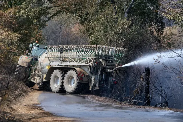 Nicht nur die Feuerwehr war im Einsatz: Auch Landwirte aus der Region eilten zu Hilfe.  | Foto: Sascha Ditscher/dpa