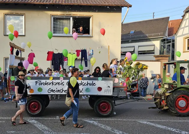 Mit dem traditionellen Festumzug startet die Geinsheimer Wein- und Ludwigskerwe. | Foto: Eva Bender