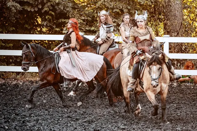 Den stimmungsvollen Abschluss des Abends bilden eine Feuershow zu Pferd und die aufwendige Kostümquadrille „Die Wikinger“ zu dramatischer Musik | Foto: Heike Klar/Augenblick-Fotografie/gratis