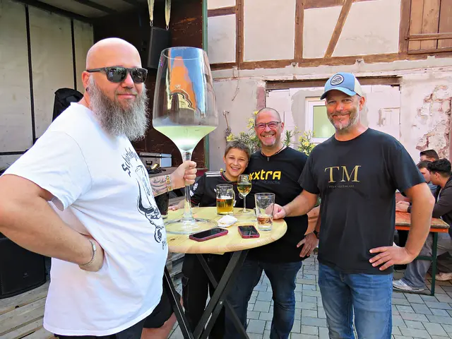 Hier darf das Glas ruhig etwas größer ausfallen: Bei der Böhler Kerwe wird gemeinsam angestoßen. | Foto: Brigitte Melder