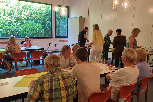 Begegnung und Austausch standen im Mittelpunkt: Beim Mitbring-Brunch kamen die Gäste an den Tischen miteinander ins Gespräch. | Foto: Andrea Tossmann