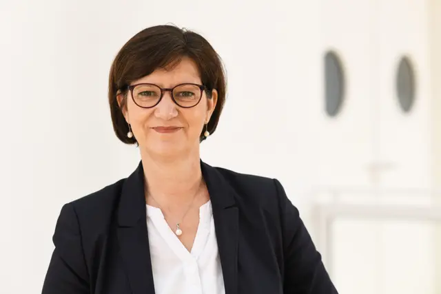 Andrea Bergsträßer, Pflegedirektorin des Westpfalz-Klinikums, erläutert, dass die Teams speziell geschult, um Betroffene kompetent und einfühlsam zu unterstützen | Foto: Westpfalz-Klinikum/gratis
