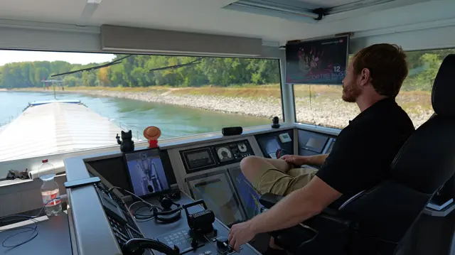 Blick aus dem Führerhaus über den Schiffsbug: Binnenschiffer Patrick Mnich steuert mit der GMS Kallisto über den Rhein. | Foto: René Priebe/dpa