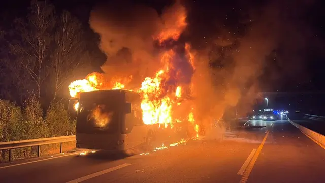 Für die Lösch- und Bergungsarbeiten musste die Autobahn A6 in Richtung Saarbrücken vorübergehend voll gesperrt werden | Foto: Feuerwehr Kaiserslautern