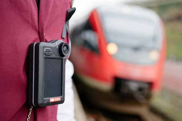 Die Deutsche Bahn setzt stark auf Bodycams für mehr Sicherheit in ihren Zügen. (Archivbild) | Foto: Uwe Anspach/dpa