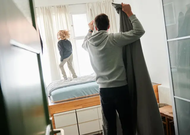 Teilen sich getrenntlebende Eltern die Betreuung des gemeinsamen Kinds, haben beide Anspruch auf einen Teil des Kindergelds. | Foto: Annette Riedl/dpa/dpa-mag
