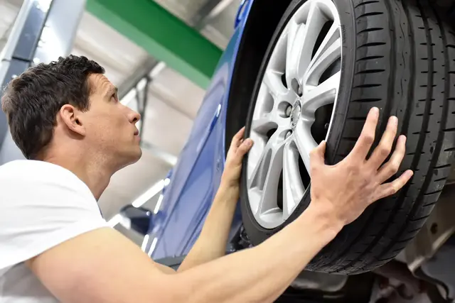 Wenn das Auto in der Sonne stand, muss die Klimaanlage schnell viel leisten. Regelmäßige Pflege und ein passender Klimaservice helfen, Kühlleistung und Luftqualität im Alltag stabil zu halten. | Foto: industrieblick/stock.adobe.com