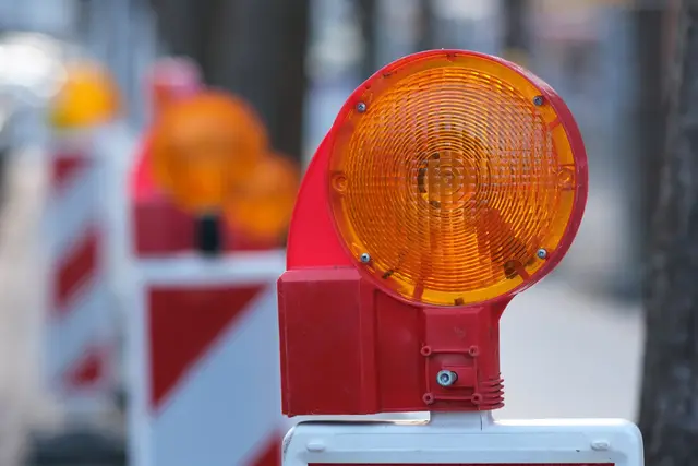 Unbekannte stellten in Mannheim-Neuhermsheim Warnbaken und Betonsockelsteine auf Straßen und Parkplätzen auf. Die Polizei ermittelt wegen gefährlichen Unfugs und sucht Zeugen zu den Verkehrshindernissen. | Foto: Mario Hoesel/stock.adobe.com