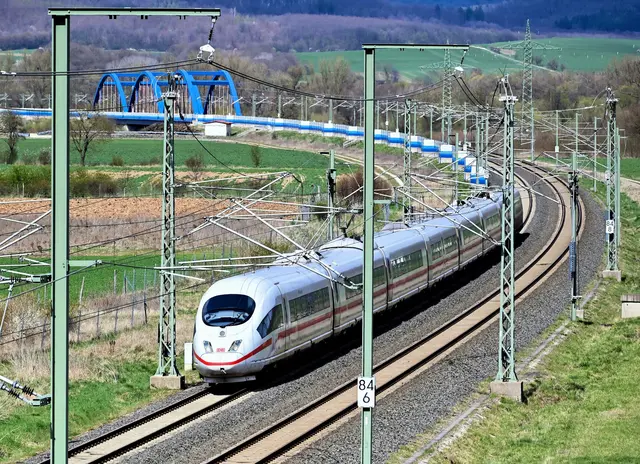 Auf der Schnellfahrstrecke Bamberg–Erfurt sollen dank einer neuen ETCS-Software ab sofort mehr Güterzüge fahren. Die digitale Lösung schafft zusätzliche Trassen vor allem nachts und in den Tagesrandlagen. | Foto: Deutsche Bahn AG / Wolfgang Klee