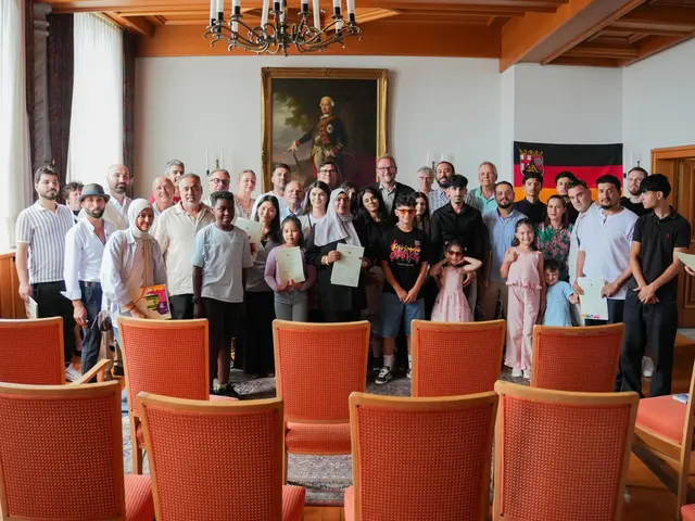 Bei einer Einbürgerungszeremonie im Alten Rathaus erhalten neue deutsche Staatsbürgerinnen und Staatsbürger ihre Urkunden. | Foto: Stadt Pirmasens