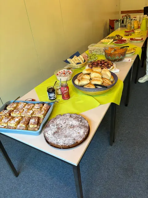 Viele Gäste steuerten etwas zum gemeinsamen Buffet bei – aus zahlreichen kleinen Beiträgen entstand eine große und abwechslungsreiche Auswahl. | Foto: Frank Pfaff