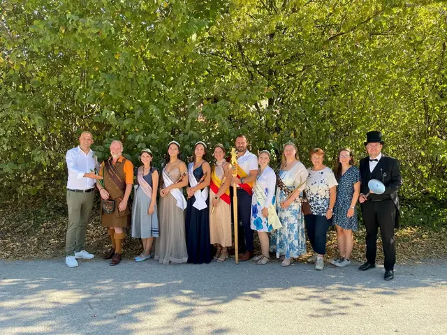 Beim Ehrenamtstreffen konnten sich Hoheiten aus dem Kreis Germersheim in entspannter Runde austauschen. Das Foto zeigt von links nach rechts: Landrat Martin Brandl, Zeiskamer Zwiebelprinz Jürgen I., Hatzenbühler Tabakkönigin Franziska I., Knittelsheimer Kätzel Hannah I. und  Selina I., Ottersheimer Bärenkönigspaar Lisa II. und Sebastian I., Schwegenheimer Lindenprinzessin Nicole I., Zeiskamer und Pfälzische Zwiebelkönigin Lilly I., Anette Kloos, Juliette Gainon, Bellheimer Lord Marco II | Foto: Foto: KVGER/abraham 