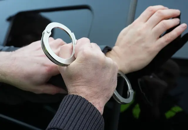 Polizisten nehmen den Geldabholer fest. (Symbolbild) | Foto: Marcus Brandt/dpa