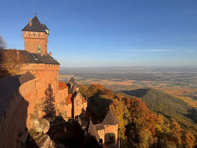 Die Hohkönigsburg im Elsass ist die wohl berühmteste Burg am Oberrhein.  | Foto: SGD Süd